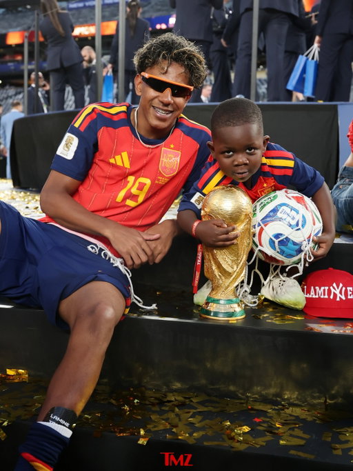 Lamine Yamal celebrates Spain’s World Cup triumph with his little brother Keyne 🏆🇪🇸

📸: Getty