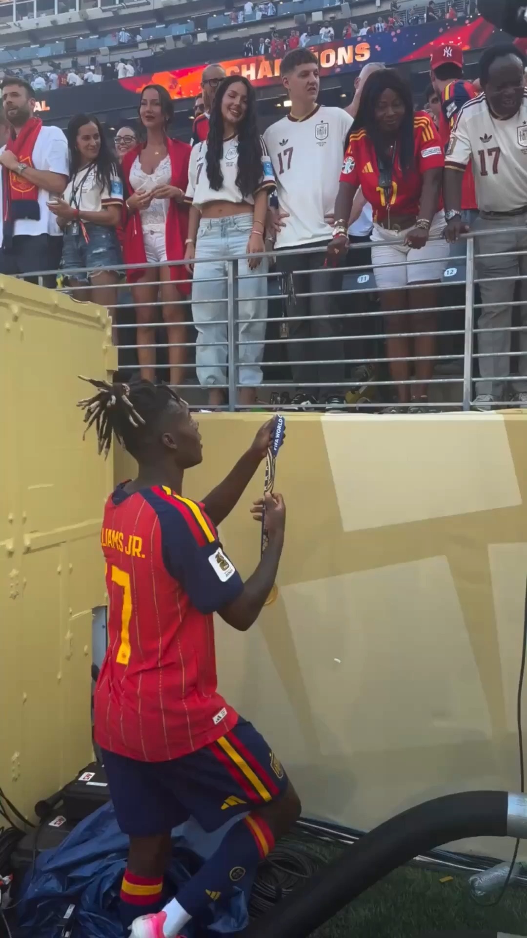 🇪🇸🥇 Nico Williams regaló a su madre la medalla de campeón. 😍 VIDEO: @johnferreirabein