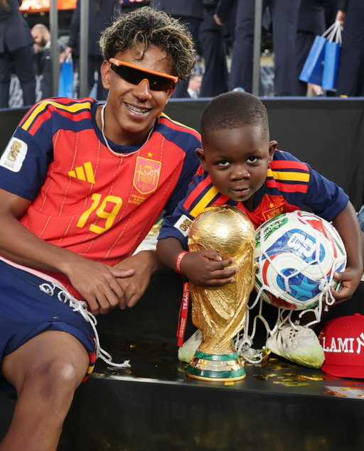 Lamine Yamal let his little brother Keyne hold the World Cup trophy after Spain’s win. ❤️🥹