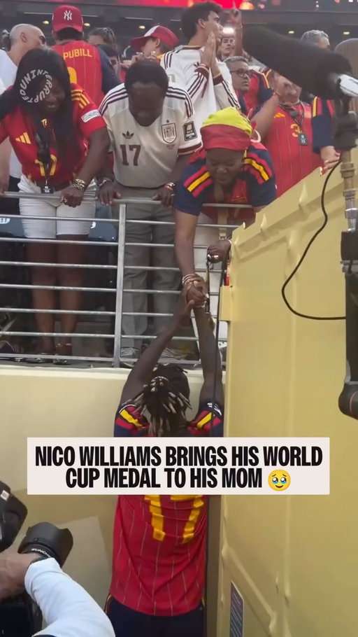 What a moment 🥹🇪🇸 

@nicolas_williams9 gives his World Cup medal to his mom