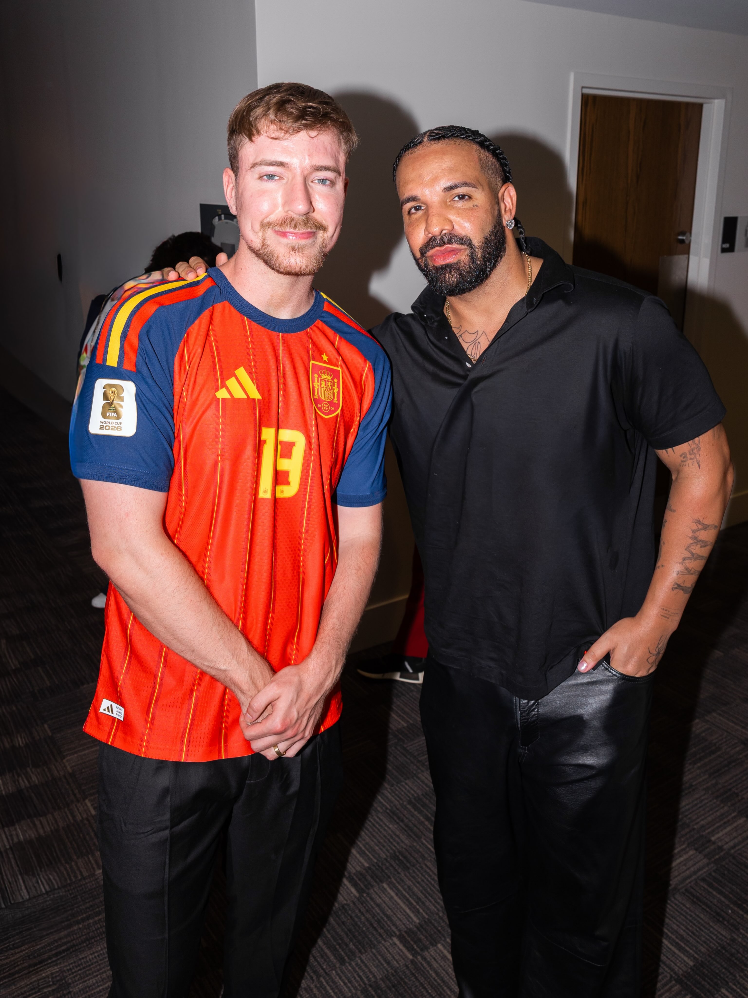 Mr. Beast linked with Drake, Justin Bieber, Travis Scott and more at the World Cup Final ⚽️

(📸: @mrbeast)