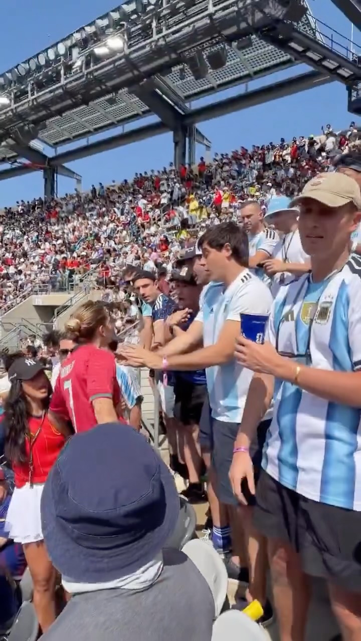🚨😲 Fight in the stands at the World Cup final between a girl wearing a Cristiano Ronaldo Portugal jersey and Argentine fans. 

🎥 Liberta Depre