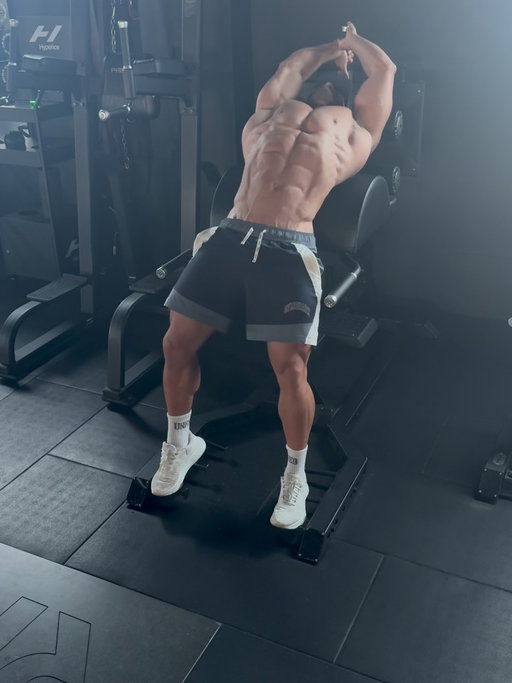 Tried posting this a few times now - this weekend at the 10 week out mark I’m introducing AM abs workouts (that’s when I know things are getting serious) 😜 a lot of work to do 👊🏼

* GHD reverse leg crunches - 5x 10-12 slow and controlled reps 
* Side oblique crunches - 4x 10-12 reps on each side
* Incline sit ups - 4x 15-20 reps
* Jack knives - 4x 15-20 reps
* weighted cable crunches - 4x 15 reps 

@gymshark / code: Ryan10