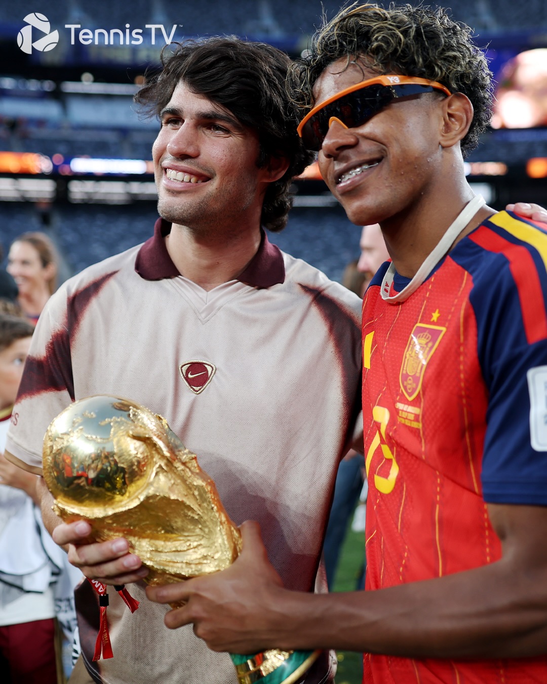 Iconic. 🇪🇸🏆 Carlos Alcaraz x Lamine Yamal with the World Cup trophy 😮‍💨‼️