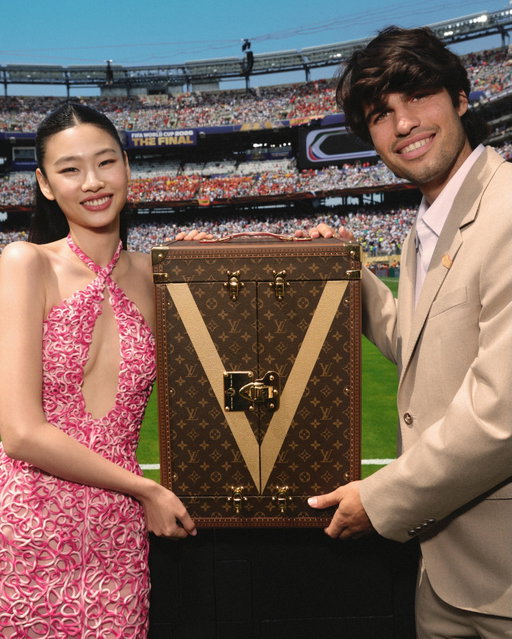 Victory in the spotlight. House Ambassadors Hoyeon and Carlos Alcaraz join Louis Vuitton for the FIFA World Cup 2026™ Final Match and the ceremonial presentation of the Official Trophy Trunk, celebrating the craftsmanship that accompanies football’s greatest prize.

#Hoyeon #CarlosAlcaraz #LouisVuitton #FIFAWorldCup