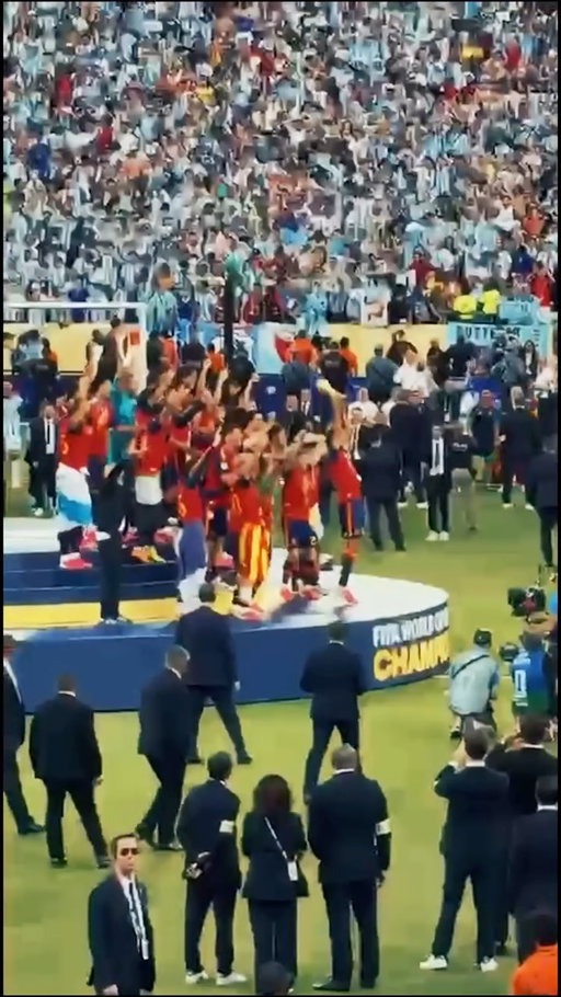 VAYA👏🏾LOCURA👏🏾 HEMOS VIVIDO 👏🏾

SOMOS CAMPEONES DEL MUNDO ⭐️⭐️

@sefutbol