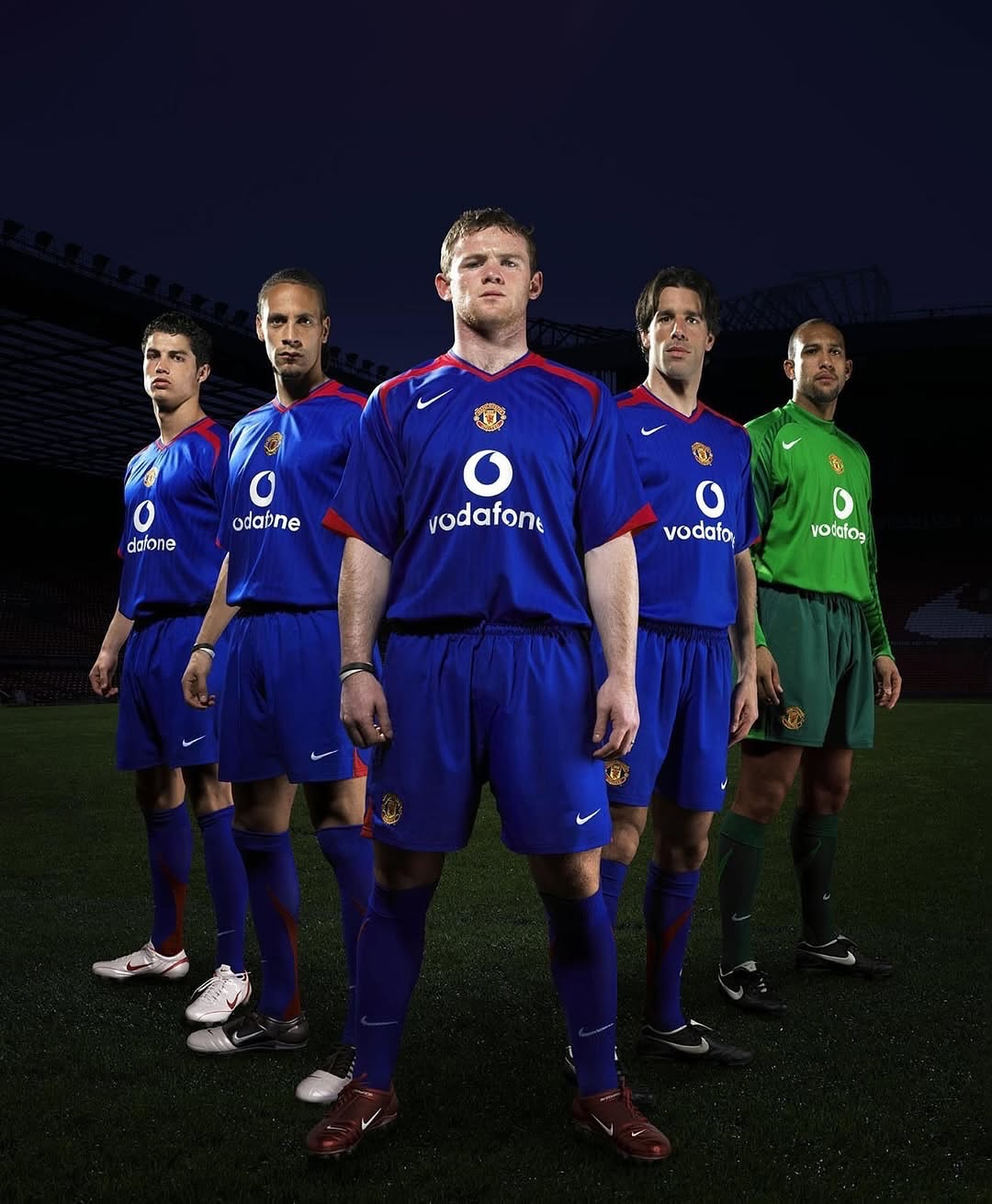 Manchester United 2005 Away 🔵🔴

Some 5-a-side team in that launch photo. Total 90 era. Rooney. Ronaldo. Scholes. van Nistelrooy. Saha. Ferdinand. Neville. Vidic. Evra. A squad full of talent. Fergie at the helm. There was even a rare AIG version from the following season. The same design as a third shirt. Never properly sold commercially. A grail.