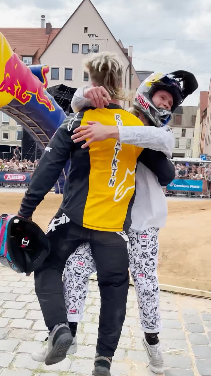 more to come this weekend 😎🙌 #RedBullDistrictRide is back and we’re only a few days away! Get ready for the biggest Slopestyle show of the year in Groningen, Netherlands 🇳🇱.

Live on Red Bull TV & Red Bull Bike YouTube 🫡
#bikelife #biking #slopestyle #urban mountainbike