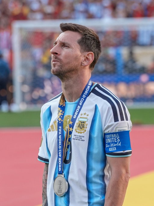 El dolor es muy grande y va a costar que cierre esta herida. Pero también me quedo con todo lo bueno… Con los partidos que dimos vuelta dejando todo y que quedarán para siempre en la memoria, con el apoyo de un país entero que junto con el trabajo y el esfuerzo de este grupo nos llevó a volver a estar, una vez más, entre los mejores del mundo. Hoy cuesta valorar lo que hicimos, pero este grupo llegó a dos finales consecutivas de la Copa del Mundo.

Muchas gracias de corazón por cada saludo y por cada mensaje. Una vez más logramos unirnos como país y estar todos juntos, compartiendo el inmenso orgullo de ser argentinos.

También quiero felicitar a España por el campeonato.