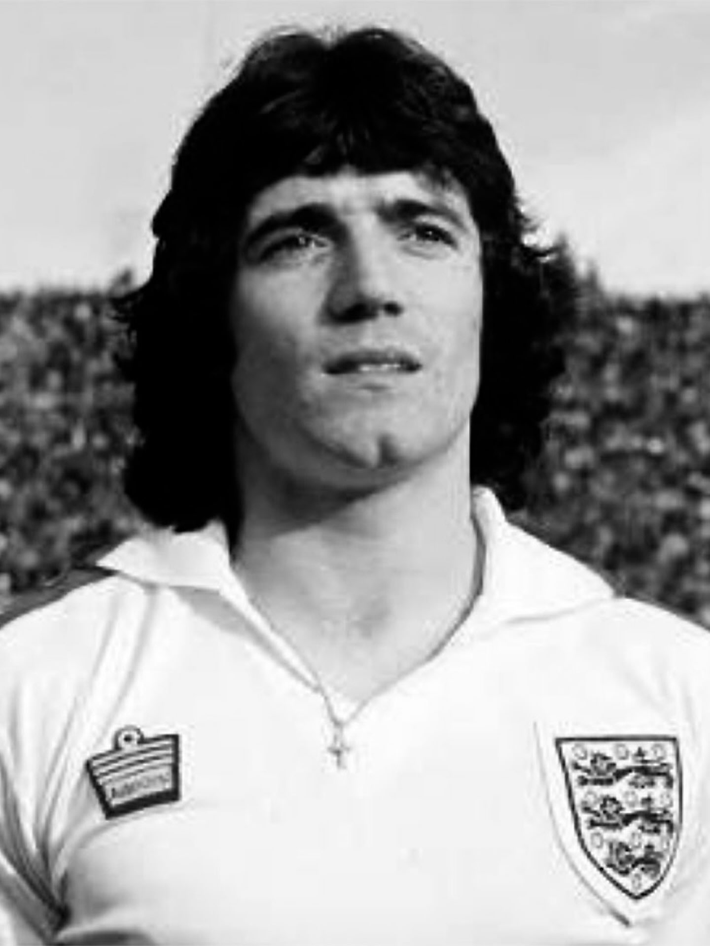 COMUNICADO OFICIAL
El Real Madrid C. F., su presidente y su Junta Directiva lamentan profundamente el fallecimiento de Kevin Keegan, leyenda del fútbol inglés y del fútbol mundial.
El Real Madrid quiere expresar sus condolencias y su cariño a su familia y seres queridos, a sus compañeros y a todos sus clubes.
Kevin Keegan defendió la camiseta del Scunthorpe United, el Liverpool, el Southampton y el Newcastle en Inglaterra, y del Hamburgo en Alemania. Con el Liverpool ganó 1 Copa de Europa, 2 Copas de la UEFA, 3 Premier League, 2 Charity Shield y 1 FA Cup. Con el Hamburgo, 1 Bundesliga.
Kevin Keegan fue Balón de Oro en dos ocasiones, en 1978 y en 1979.
Como entrenador, desarrolló su carrera durante más de una década en varios clubes ingleses y en la selección inglesa.
En 1982, recibió la Orden del Imperio Británico.
Kevin Keegan ha fallecido a los 75 años de edad. Descanse en paz.
-
Real Madrid C. F., its president, and its Board of Directors deeply regret the passing of Kevin Keegan, a legend of English and world football.
Real Madrid wishes to express its condolences and affection to his family and loved ones, his teammates, and all his clubs.
Kevin Keegan wore the jerseys of Scunthorpe United, Liverpool, Southampton, and Newcastle in England, and Hamburg in Germany. With Liverpool, he won 1 European Cup, 2 UEFA Cups, 3 Premier League titles, 2 Charity Shields, and 1 FA Cup. With Hamburg, he won 1 Bundesliga title.
Kevin Keegan was awarded the Ballon d'Or twice, in 1978 and 1979.
As a manager, he had a career spanning more than a decade with various English clubs and the England national team.
In 1982, he was appointed a Commander of the Order of the British Empire (CBE).
Kevin Keegan has passed away at the age of 75. Rest in peace.
#RealMadrid