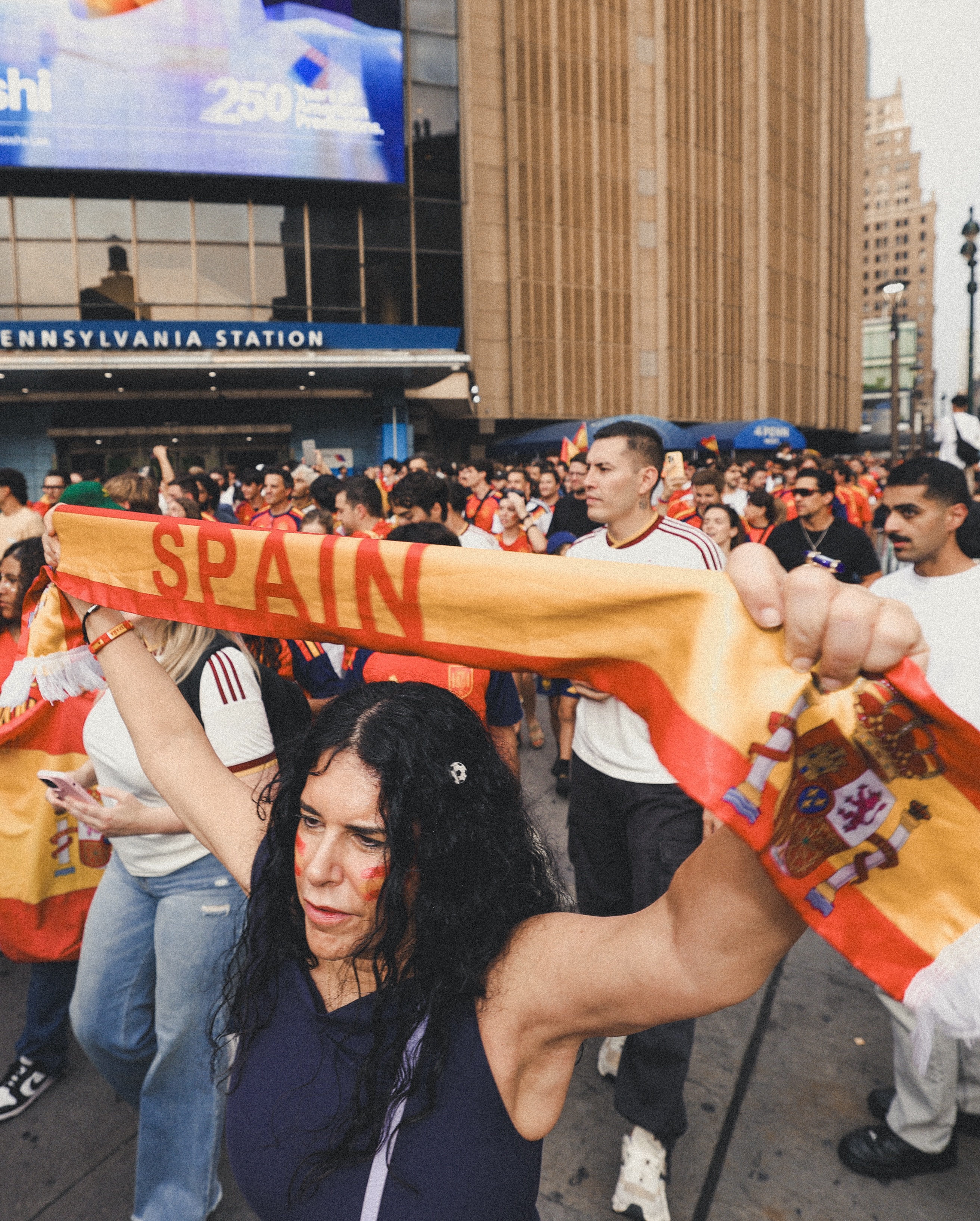 Fans watch the @FIFAWorldCup final across Canada, Mexico and the United States! 🇨🇦🇲🇽🇺🇸

An estimated 400,000 establishments, such as restaurants, hotels, pubs, clubs and bars, in the host countries have taken advantage of FIFA’s Non-Commercial Public Viewing regulations.

These regulations have ensured that millions of people across Canada, Mexico and the United States have obtained free and convenient access to the tournament!