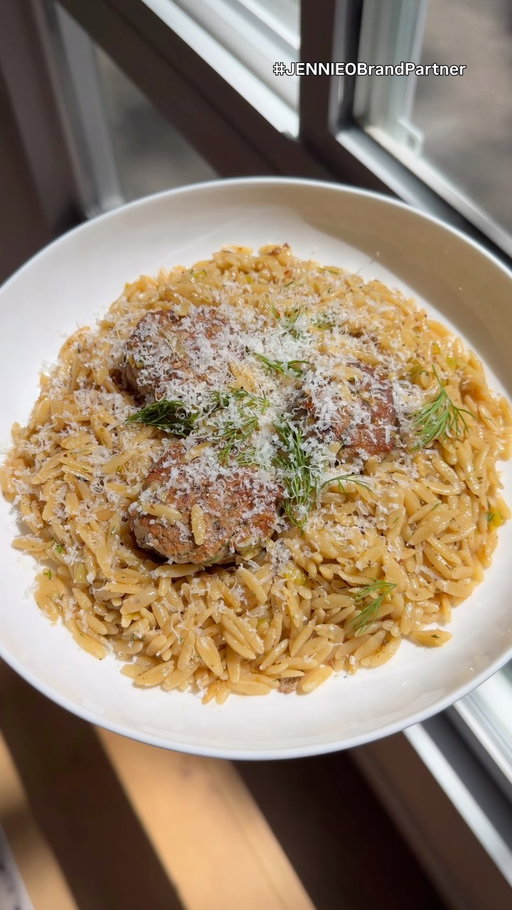 #JENNIEOBrandPartner Here’s a quick and flavorful summer meal with @jennieo Lean Ground Turkey: One-Pot Lemon Herb Turkey Meatballs and Rice. Pick up JENNIE-O® Turkey at your local retailer today!