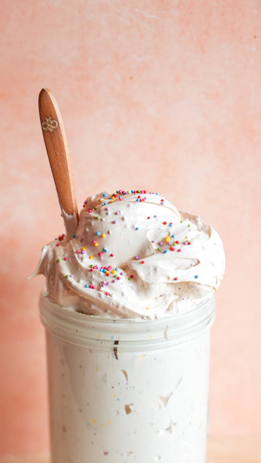 You guys have been requesting new flavors of my marshmallow fluff, so I’ve got a FUNNN one for you today! This 🧁 funfetti birthday cake flavor is soooo good as a healthier frosting on protein muffins, cupcakes, etc., on pancakes or waffles, or even added to cold foam for lattes! 

✨comment “link” and I will message you the recipe or you can find it on Danishealthyeats.com (linked in my bio!). Just search “marshmallow fluff”!

Follow @danishealthyeats for more fun healthy recipes! Be sure to tag me if you try! Let me know if there’s any other flavors you want to see!

* HOW is this a healthier option?? This fluff recipe is made with real, wholesome ingredients compared to store-bought fluff. Let’s peak at the ingredients in both:
•Store-bought: corn syrup, sugar, water, contains less than 2% of dried egg whites, cream of tartar, xanthan gum, artificial and natural flavor.
•Homemade fluff: egg whites, maple syrup, honey, cream of tartar, vanilla extract, sea salt

Just like you’d drizzle maple syrup over pancakes or to sweeten a latte, a few tosp of this is a perfectly healthy option!

#marshmallowfluff #healthyrecipe #healthydessert #viral #trend