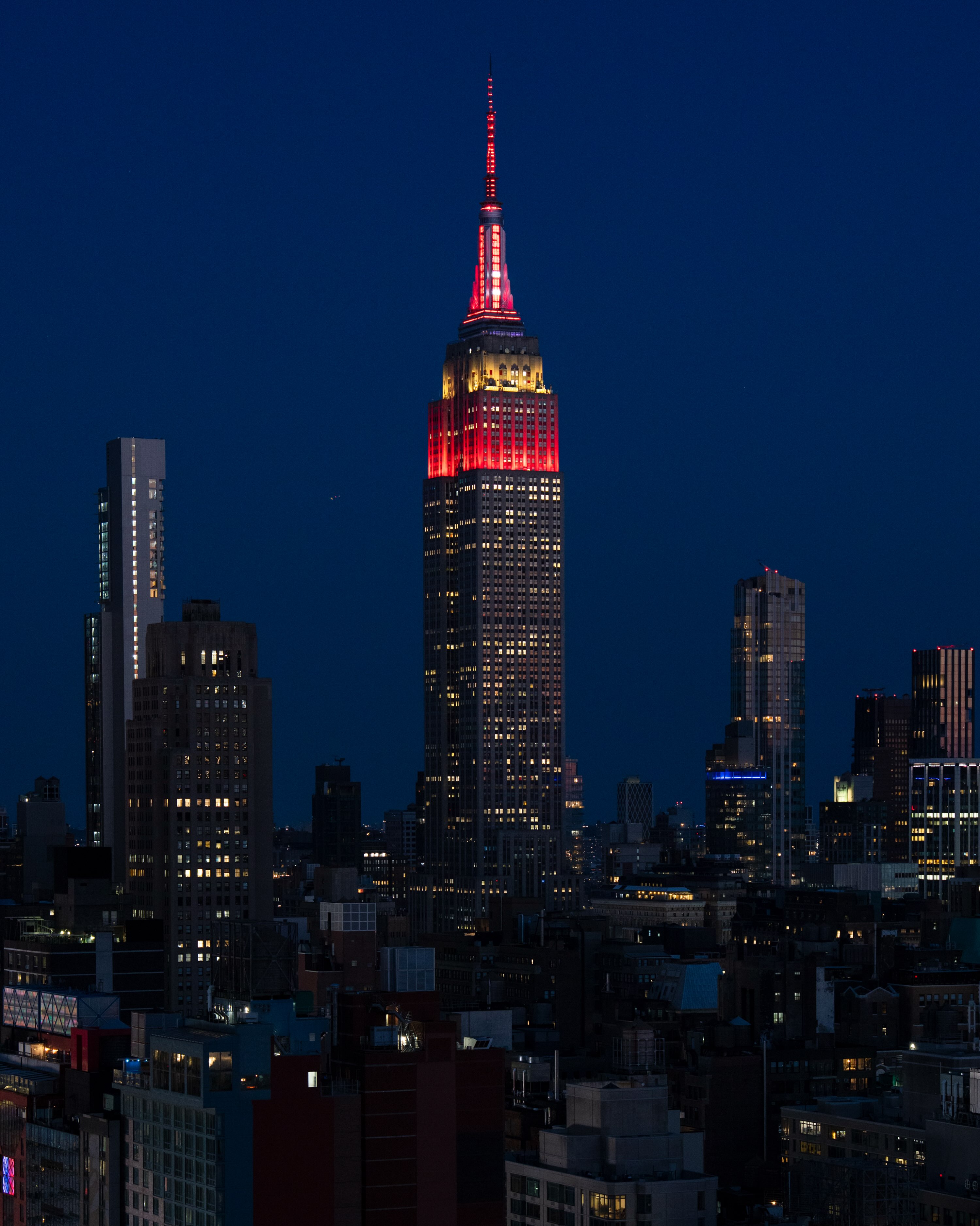 New York City’s @EmpireStateBldg lights up in the colours of the @FIFAWorldCup 2026 champions, Spain 🇪🇸🏙️