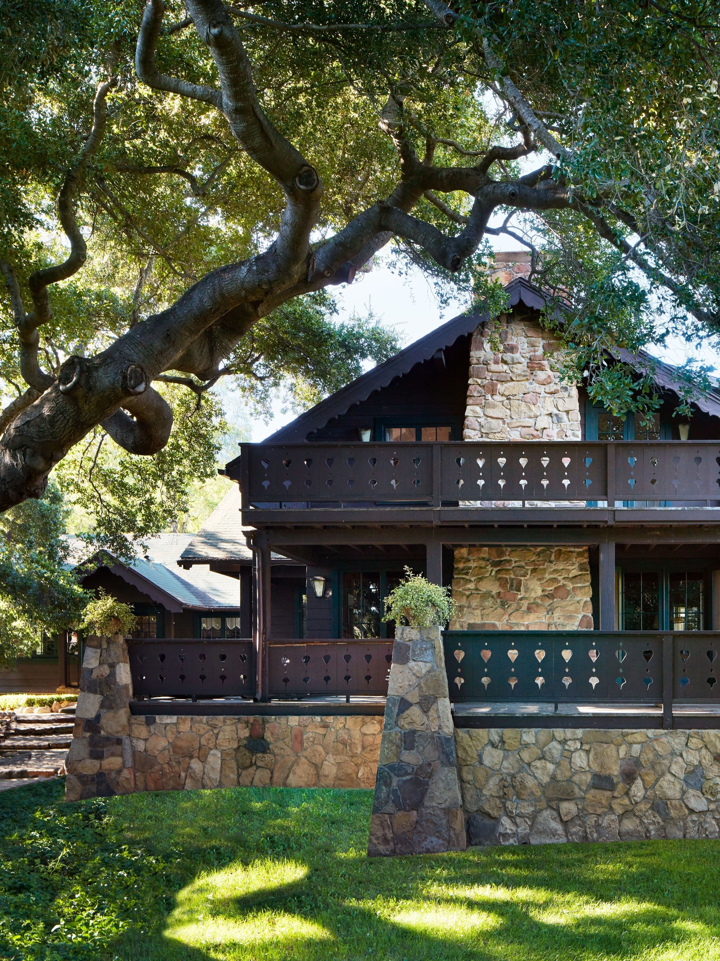 As @annehathaway and Christopher Nolan revisit their actor-director partnership for “The Odyssey,” we’re revisiting the California country home of Hathaway and her husband Adam Shulman, featured in AD in 2019. Designed by #AD100 designer @pamelashamshiri of @studioshamshiri, the Swiss chalet–style residence comes with a fictional backstory wherein Wes Anderson and David Bowie cohosted an annual New Year's Eve Party at the home.

Revisit the home and shop the look at the link in bio. Photography @stephenkentjohnson; Interior styling @michaelreynoldsnyc; Words @mayer.rus