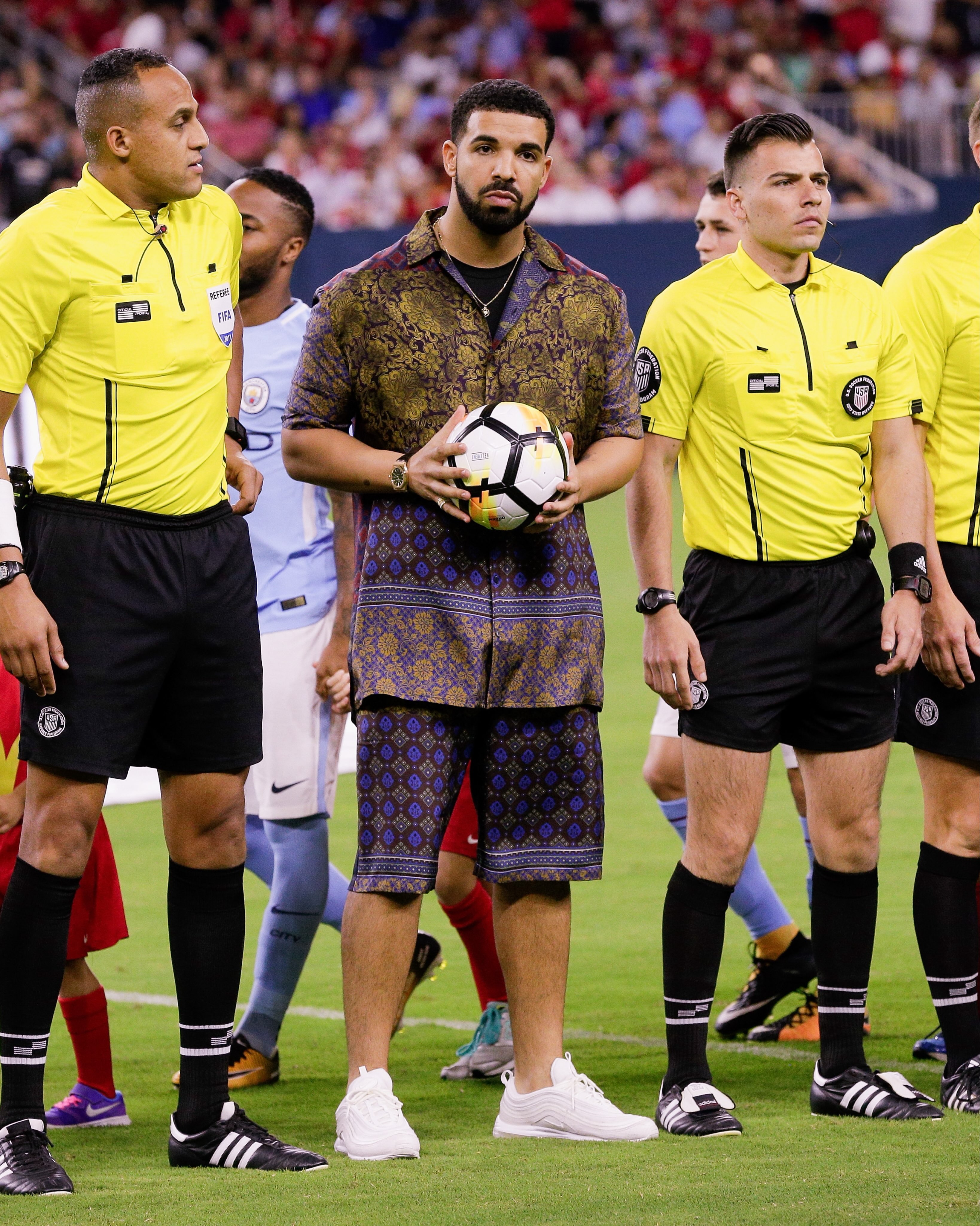 Follow @Bars for more content like this❤️

9 years ago today, Drake walked out onto the field at NRG Stadium in Houston to present the game ball ahead of the first ever Manchester Derby played outside of England👇

Manchester United and Manchester City met in Houston as part of the 2017 International Champions Cup, with 67,401 fans packing the stadium for a rivalry that dates back to 1881. Drake was tapped by organizers to deliver the ball to the officials before kickoff. Notably he was not a supporter of either club at the time and had been spotted in both Manchester United and Manchester City gear over the years. United went on to win 2-0 behind goals from Romelu Lukaku in the 37th minute and Marcus Rashford in the 39th

Looking back it was one of the earliest examples of Drake stepping into the football world, years before his OVO collaboration with Barcelona and the relationships he has built with players across the sport today.