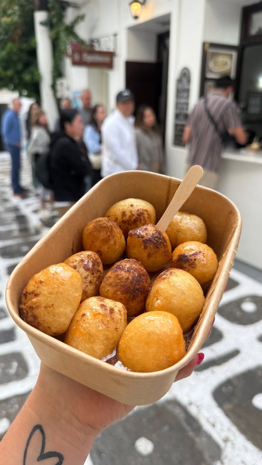 Bathed in warm honey and dusted with cinnamon, these Loukoumades Greek donuts are completely irresistible. 😋🍯 

📍To Paradosiako, Paros, Greece 🇬🇷