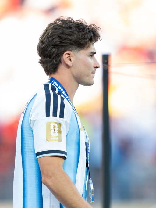 Agradecimiento eterno a todos los argentinos por estar siempre: alentando, apoyando y creyendo hasta el final.

Todos soñábamos con llevar la copa a casa, pero más allá del resultado, lo que vivimos y sentimos durante estos 50 días no lo vamos a olvidar nunca.

Porque ganar es hermoso, pero representar esta bandera con entrega, compromiso y corazón es lo que nos define.

Nosotros vamos a levantarnos, aprender y seguir. Porque pase lo que pase, somos así. No entendemos la vida de otra manera: siempre para adelante, luchando por nuestra bandera y soñando con dejar a la Argentina en lo más alto.

Orgullo y amor.
Aguante Argentina, siempre 🇦🇷