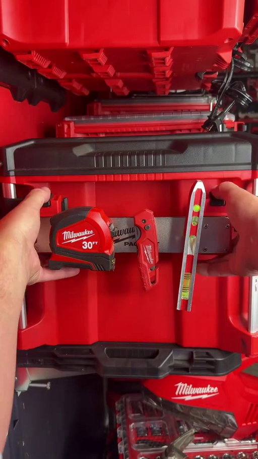 🚨NOW AVAILABLE 🚨  Quick Access. Reinforced Belt Clip Rack. PACKOUT™ Tool Box Belt Clip Rack Attachment.
Video Credit: @tooling_with_newman
#MilwaukeeTool #NothingButHeavyDuty
Link in bio.