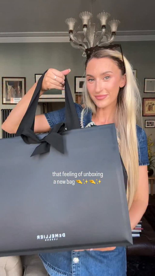There is nothing better than unboxing a brand new bag 💼🤏✨🤏✨ @demellierlondon