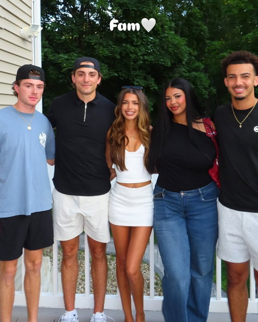 WE GOT A TEXT!!! 🌴⁣
⁣
Season 8 @loveislandusa contestant Kayda Bosse and @sanjosesharks defenseman Michael Kesselring (@michaelk44) are cousins! ⁣
⁣
(📸: IG/kaydabosse)