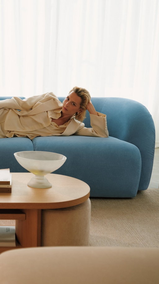 Get ahead of the curve with the Cassini Collection, a new modular sofa with a show-stopping curved design for a custom look that’s uniquely you.
__
 
Place aux courbes avec la collection Cassini, un nouveau divan modulaire au design courbé, pensé pour créer un espace aussi unique que vous.