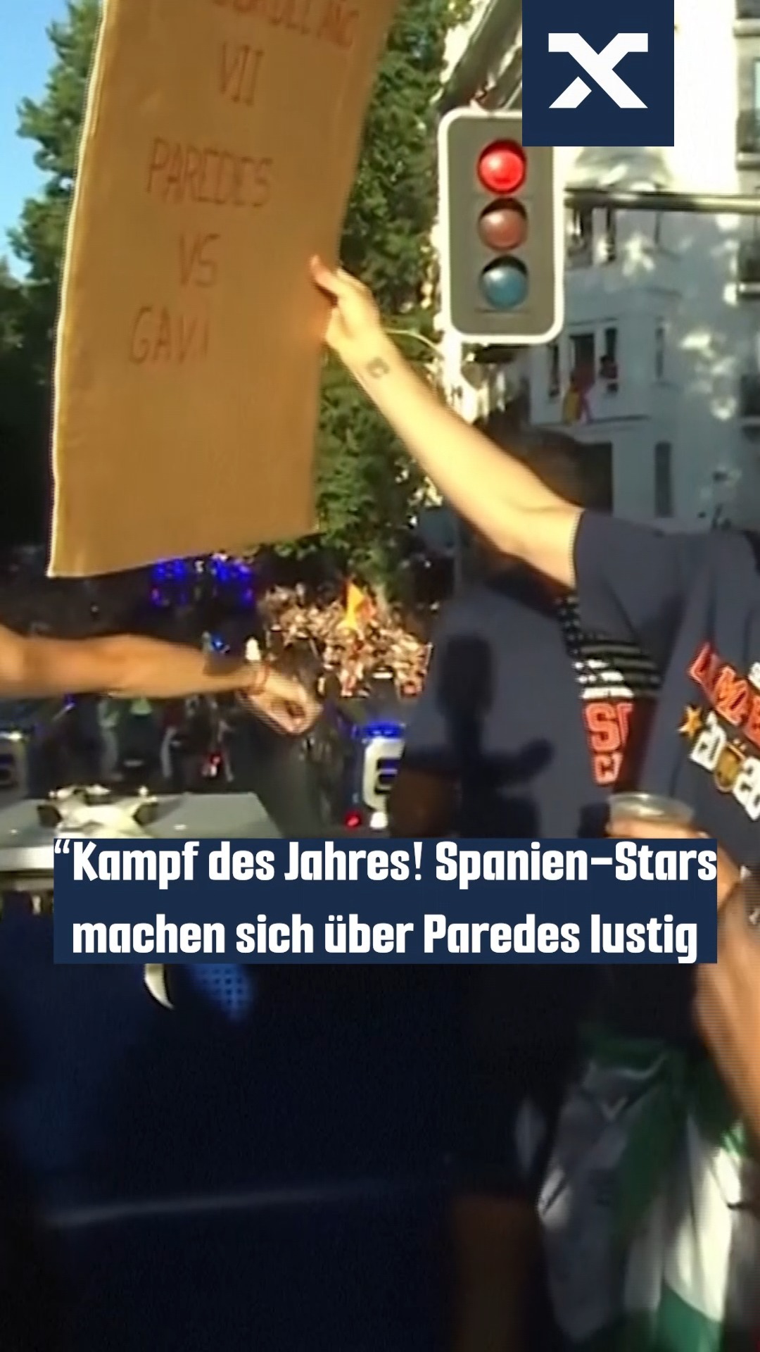Zur Erklärung: 'La Velada del Año' ist eine bekannte spanische Veranstaltung, bei der Streamer und Online-Persönlichkeiten in Boxkämpfen gegeneinander antreten, und das Schild war eine spielerische Anspielung auf das Aufeinandertreffen zwischen Paredes und Gavi nach der Niederlage Argentiniens. 🥊😂