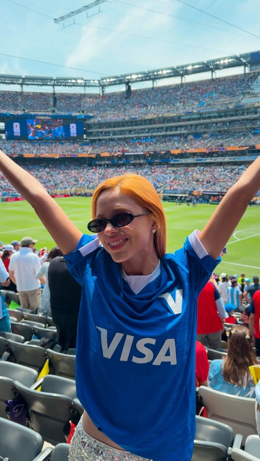 Ainda tentando acreditar que eu vivi tudo isso! 🥹 ⚽ ✨

Viajar para Nova York e assistir à Final da Copa do Mundo da FIFA™️ seria um sonho... mas viver cada momento dessa experiência com a @visa_br deixou tudo ainda mais perfeito. 

Uma viagem sem perrengue. Desde o aeroporto, com o Visa Infinite Fast Pass e a sala VIP, até os pagamentos durante a viagem, sem precisar abrir o app ou internet, além das muitas camadas de segurança. Tudo foi muito prático e tranquilo. Obrigada, Visa💙 Vou guardar cada momento no coração! #VaiDeVisa *Publicidade