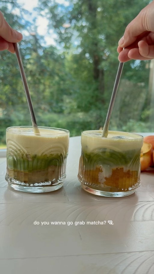 Let's go grab a matcha 🍵 🍑✨
My current summer favorite: a Peach Matcha made with Wedderspoon Organic Raw Manuka Honey instead of regular sweetener. I love that it's USDA Certified Organic, thick, creamy, and adds the perfect touch of sweetness to every sip. 
Recipe:
Fresh peaches 🍑 
Ice 🧊 
Wedderspoon Organic Raw Mänuka Honey 🍯 @wedderspoonmanuka Matcha 🍵 
Oat milk 🥛 
Cold foam finished with a sprinkle of turmeric for that beautiful
golden color. 
Such an easy way to sweeten your favorite drinks while adding a delicious, creamy honey sourced from New Zealand ✨