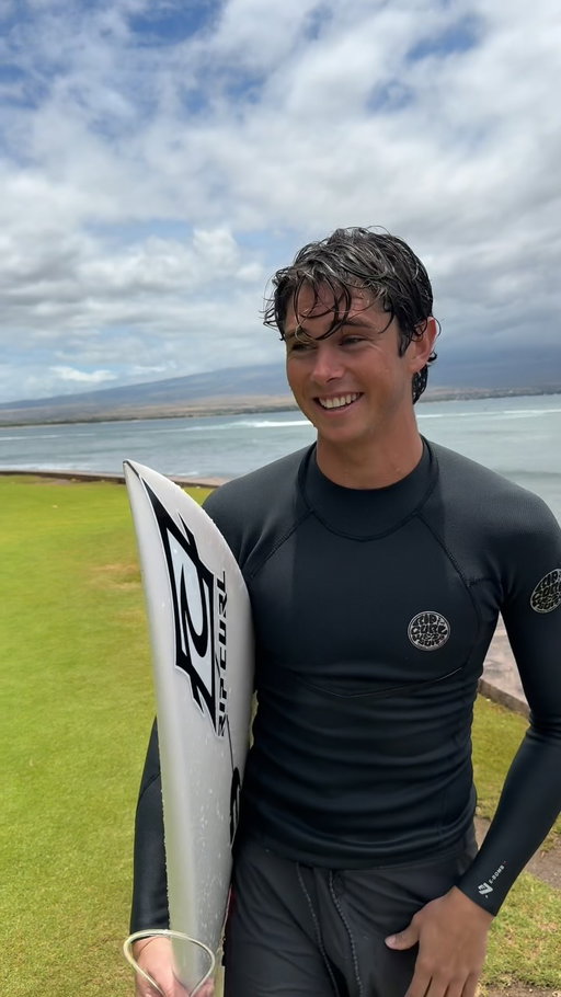 WE BACK 🚂 📹 @kawika.regidor 
Riding my 5’10 contender model by @rev_surf_development