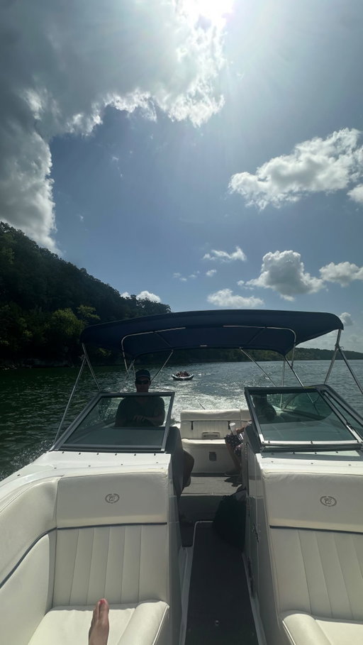 Tubing for an hour it is 🙃🤌🏼

#90ssummer #tablerock #lakelife #tubing