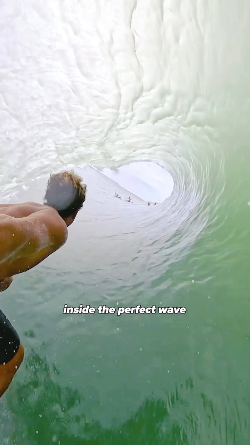 could it get any more perfect than this? 🤩

🏄: @kai_lenny 

#redbull #givesyouwiiings #energydrink #surf #barrel