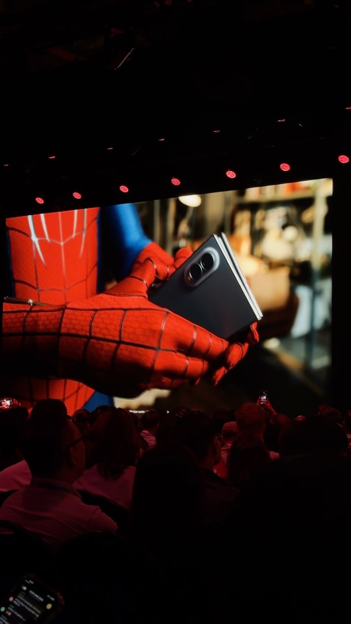 Spider-Man uses the new Samsung Galaxy Z Fold/Flip 8? @samsungmobile 

#samsung #tech #technology #spiderman