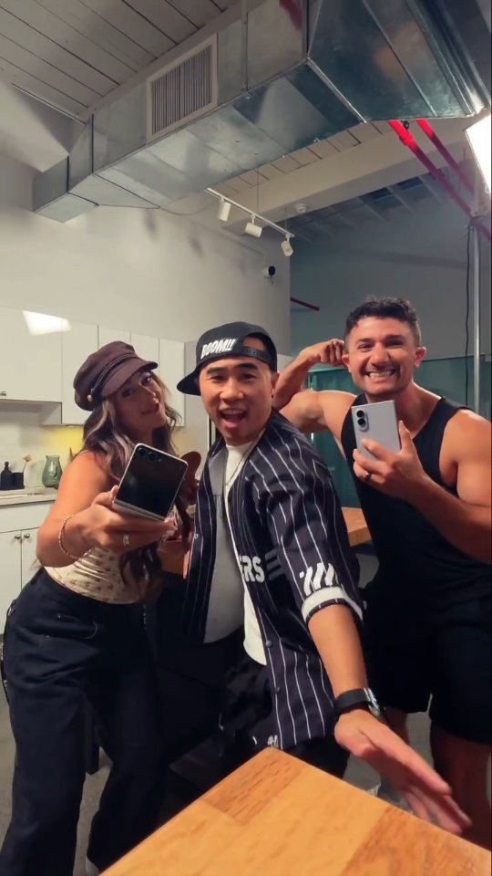Which Galaxy foldable would you choose?? 🤳

Pre-order yours now at the link in my bio.

#TeamGalaxy #SamsungPartner #GalaxyZFold8 #GalaxyZFold8 Ultra #GalaxyZFlip8
@samsungmobileusa