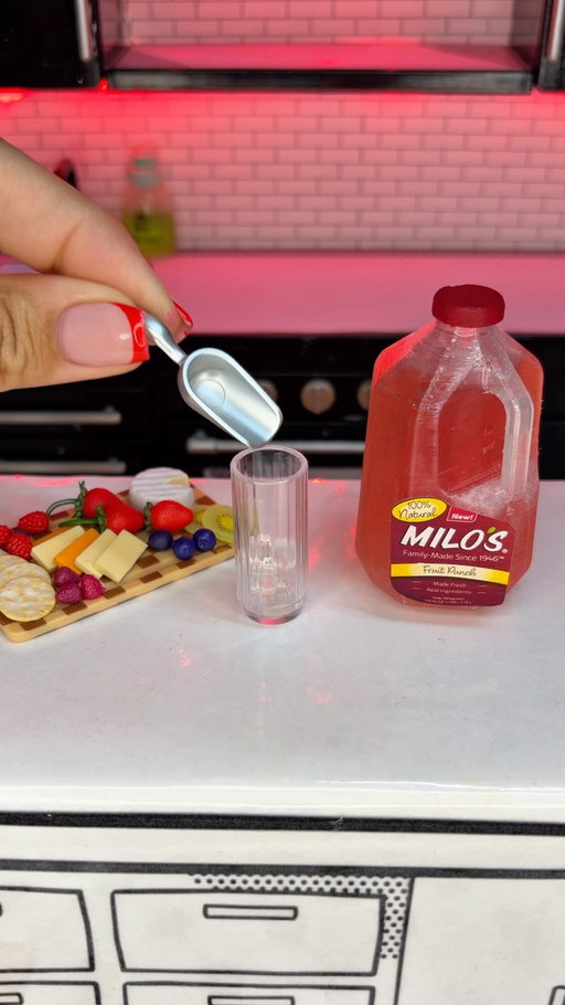 Mini gallons. Big smiles. ☺️❤️ Milo’s Fruit Punch is made with 100% natural ingredients, no artificial colors, and none of the high fructose corn syrup or preservatives you find in most fruit punches. Just a light, smooth, refreshing punch the whole family can feel great about. ☀️