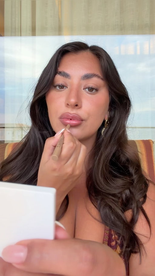 Poolside no makeup makeup ☀️ 

@rhode glazing milk
@diorbeauty backstage 4W
@tartecosmetics macaron sculpt & bronze, cinnamon roll
@rhode pocket blush, toasted teddy
@narsissist concealer, macadamia
@rhode peptide lip shape, lean
@rhode peptide lip treatment
@morphebrushes micro brow pencil
@milanicosmetics fan club mascara, brown
@amazonaustralia freckle pen