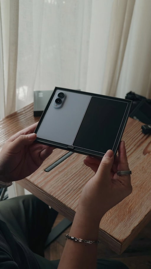 Unbox the new Samsung Galaxy Z Fold 8 with me — lil ASMR vibes. 
#tech #samsung #zfold8 #reels #explore
