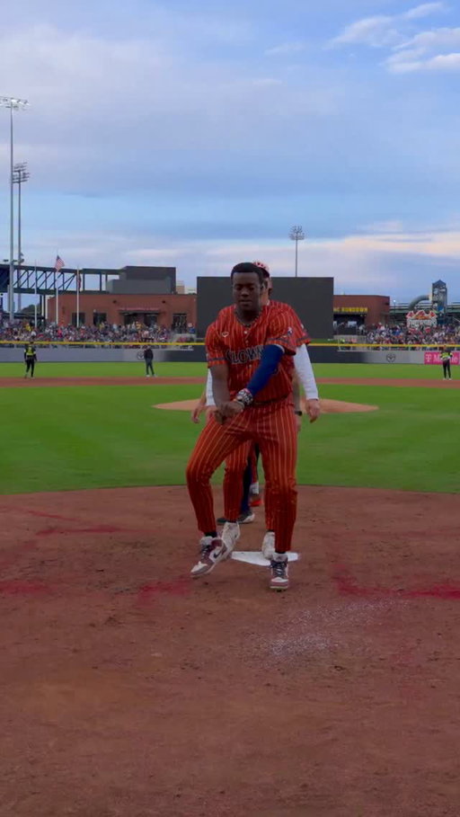 Throwing it back one whip at a time🤪

#indianapolisclowns #whip #bananaball #naenae