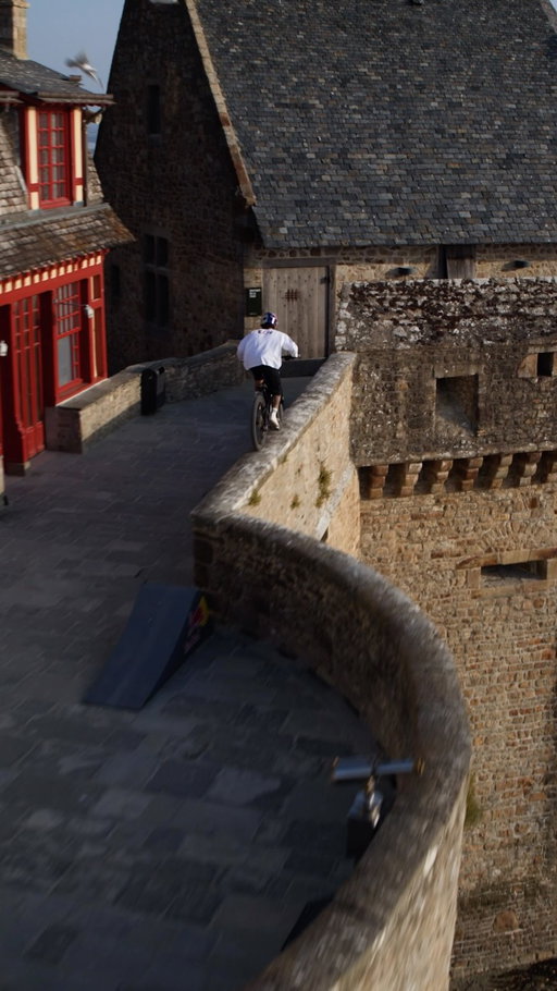 Le genre de ligne où un centimètre fait toute la différence 🤯

#RedBull #MontSaintMichel #MTB #MountainBike