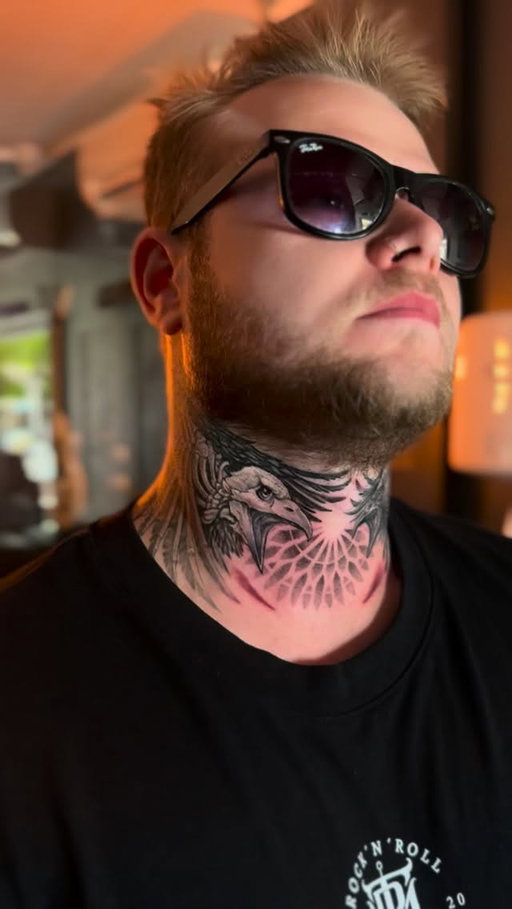 Fresh neck piece and full Rock’n’Roll vibes. 🖤
Our client showed up wearing the studio T-shirt and sunglasses… we couldn’t ask for better support. 🤘

Ready for your next tattoo? Send us a DM.

Artist: @leandroreyestattoo 
📍 SANTA PONSA, MALLORCA
