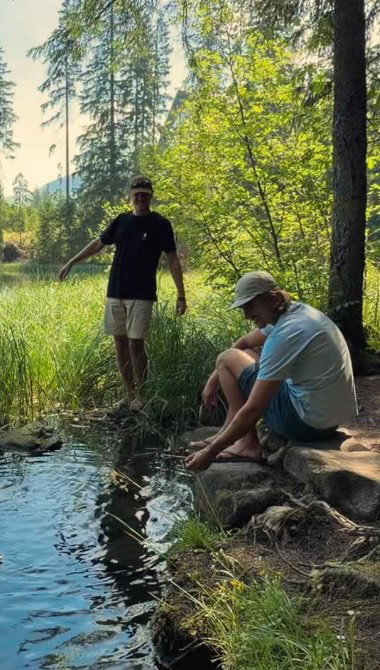 is there a better summer activity than roadtripping with friends, hiking, surfskating and getting lost in the nature? 😎

@sutsu my fav sustainable tees always with me on the road! 

this is your sign to go on that roadtrip! 🏔️

x @zeleznik.adventures @jurofecko