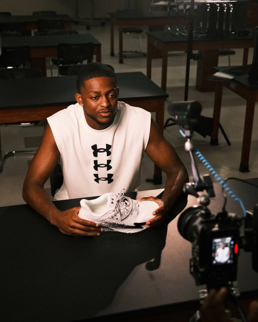 “Don’t be afraid to express yourself and be bold in pursuing your passions.” - swipathefox

Fox 2 “Sharpie” available now on underarmour.com
