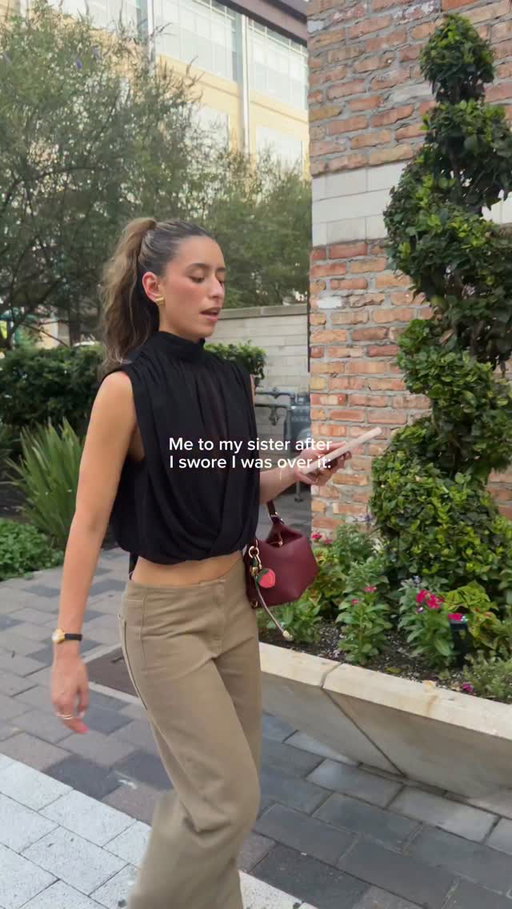 What’s a sister for if not to listen to you beat a dead horse 🤪 

@lucero__duran 

#sisters #sisterhumor #siblings #satc #breakups