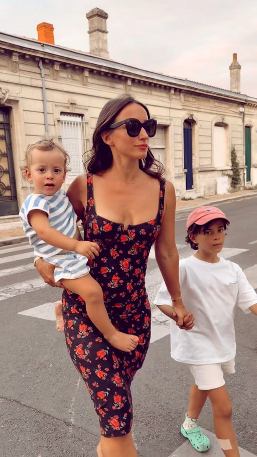 Deux enfants plus tard, j’ai un corps qui n’est plus celui d’avant. Longtemps j’ai attendu qu’il « redevienne » quelque chose. Et puis j’ai arrêté d’attendre.

J’ai réappris à l’aimer. Et honnêtement ? Je ne me suis jamais sentie aussi féminine.

Être maman n’a rien enlevé à la femme. Ça l’a rendue plus forte, plus assumée, plus vraie.

Si tu es en train de te battre avec ton reflet en ce moment : laisse-lui le temps. Il ne te doit pas d’être comme avant. Il te doit juste d’être à toi. 
#hotmum #maternite #postpartum #confianceensoi #bodypositive mamanetfemme feminite momlife