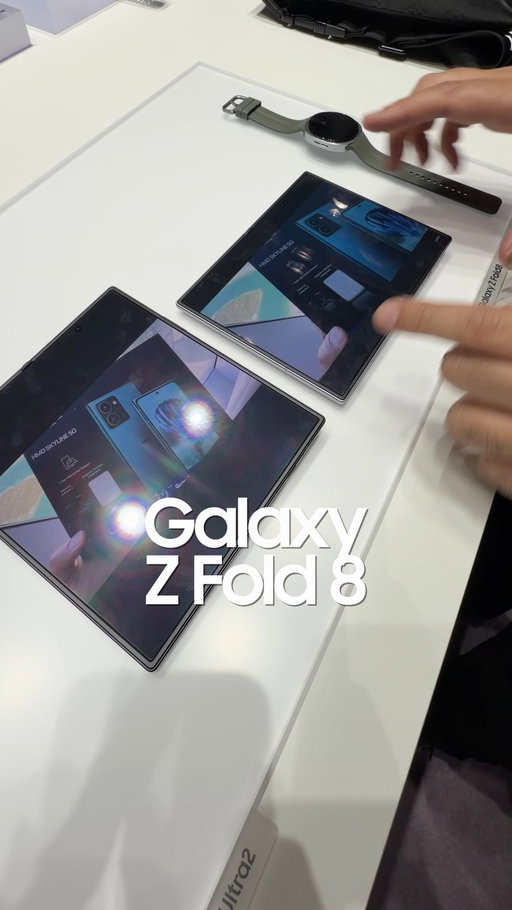 Samsung Galaxy Z Fold8 vs Ultra screen ratio for video and media 👀 can you see the difference?

#samsung #galaxyzfold8 #galaxyzfold8ultra