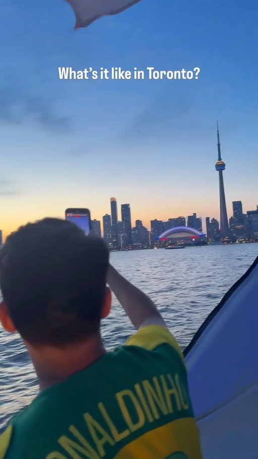 Toronto you’re pretty. Sunsets look good on you 🌅 
-
-
#sunset #torontolife #views #yacht #torontoblogger