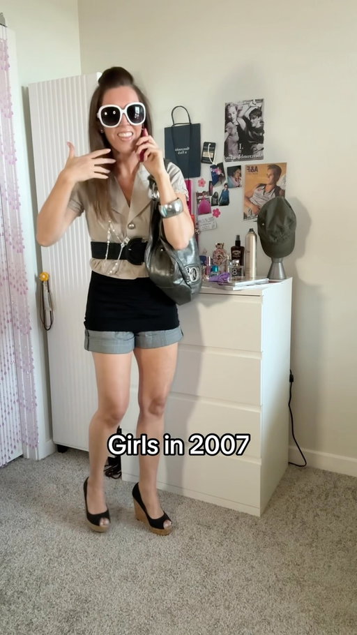 I never felt as fergalicious as I did in a pair of tailored shorts & a platform peep toe 

#2000sfashion #nostalgia #millennials