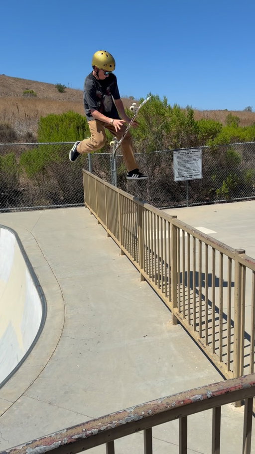 Always wondered if this was possible at the local 🤪 

Thanks @drinksolti @prosoltiteam for the fun skate session and keeping us all hydrated 🙌☀️ 

#skate #fun #letyourlightshine
