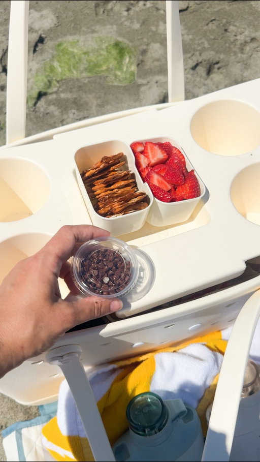 A must try this summer!😍 

Melted Chocolate, and dip Strawberries, and Pretzels at the beach. This is a great hack and use of free will!

Beach fondue anyone!?
What else would you dip? 

Save to try or share this with someone who would love a beach date picnic

#strawberries #chocolate #meltedchocolate #chocolatestrawberries #beachhack