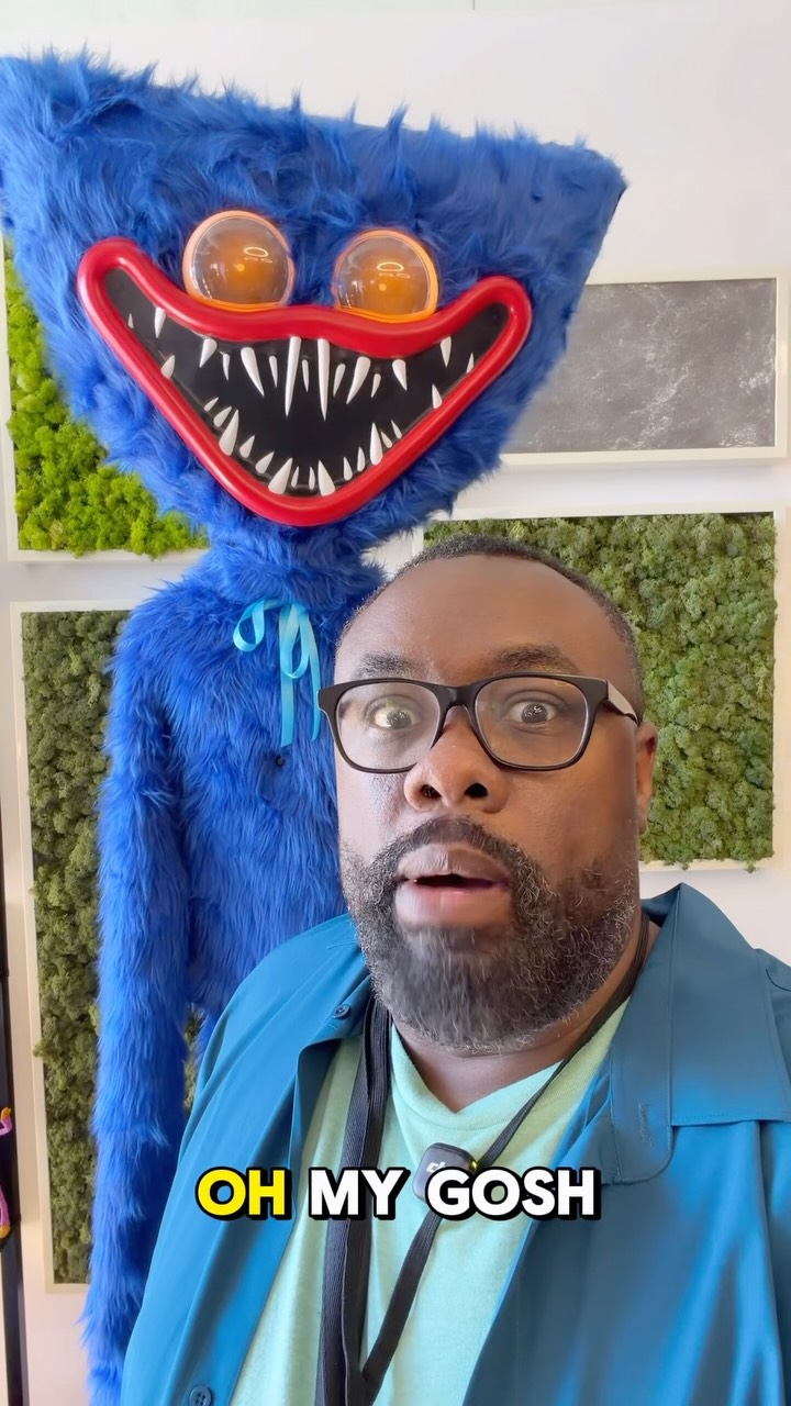 Poppy Playtime Huggy Wuggy Giant Moving Halloween Display Figure from McFarlane Toys SDCC Showcase at San Diego Comic-Con @mcfarlane_toys_official @poppyplaytimeco @funcostumes #poppyplaytime #huggywuggy #halloween #collectibles #poppysplaytime